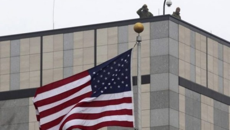 Zëdhënësi i ambasadës amerikane në Kosovë: Të pezullohen veprimet ndëshkuese për targat! Lista Serbe të kthehet në institucione
