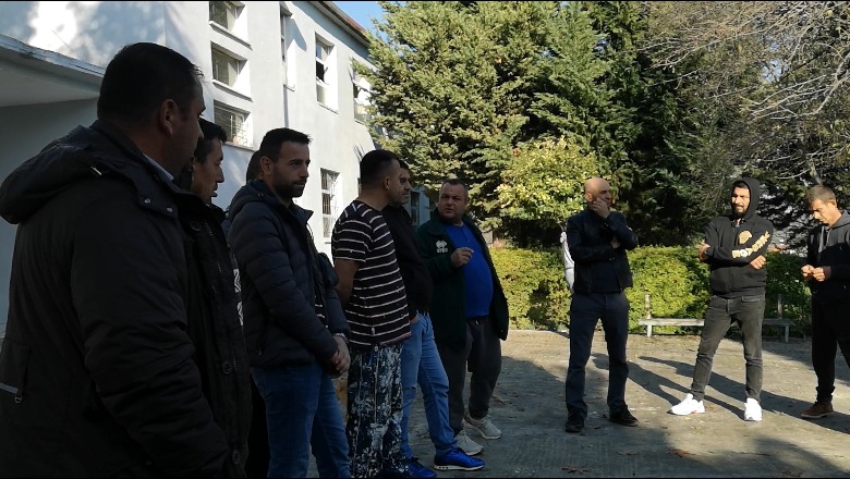 Prindërit dhe nxënësit e shkollës në Golem dalin në protestë, kërkojnë të rregullohet shkolla: Na i morën fëmijët na i çuan me zor në Lushnjë (VIDEO)