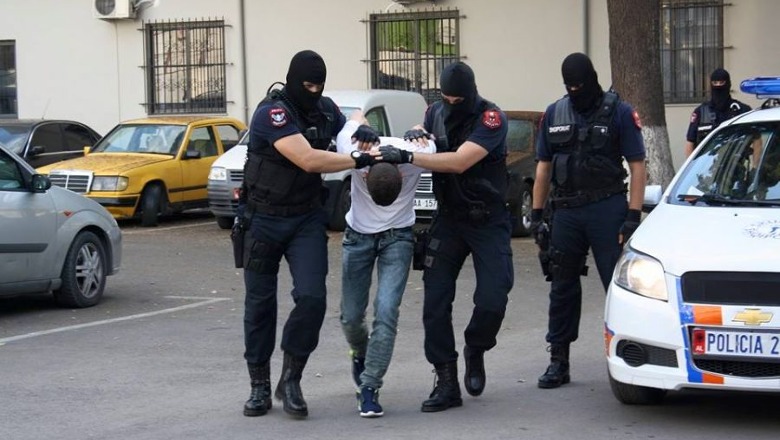 Në kërkim ndërkombëtar për trafik droge, arrestohet 21 vjeçari në Fier! Pritet ekstradimi i tij drejt Italisë (EMRI)
