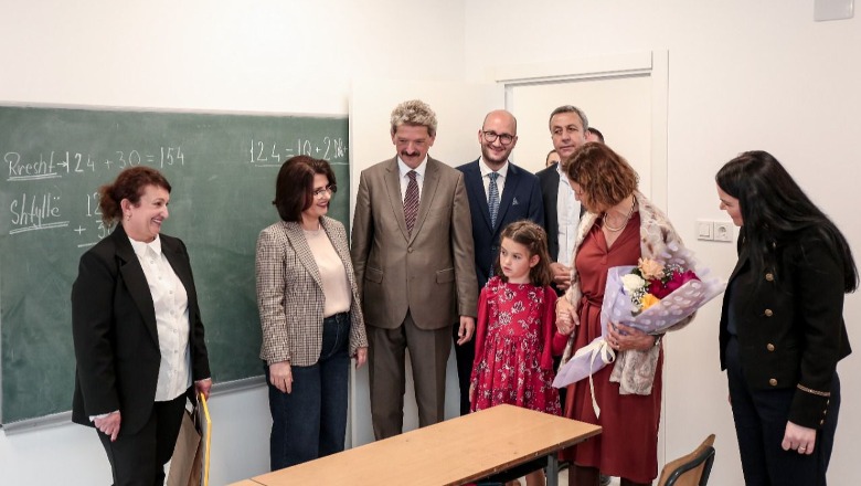 Rindërtimi i shkollës së dëmtuar nga tërmeti në Krujë me ndihmë nga Sllovenia, e pranishme në ceremoni, Bashkëshortja e Presidentit Armanda Begaj
