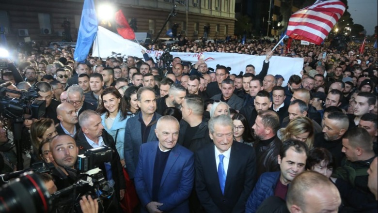 FOTOLAJM/ Meta dhe Berisha bëhen bashkë në protestë, qëndrojnë krah njëri-tjetrit