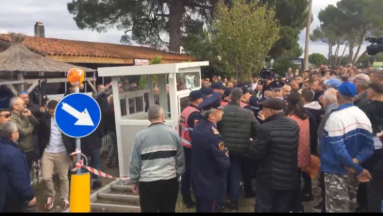 Tra me pagesë në Parkun e Divjakës, banorët përplasen me policinë, kërkojnë të heqin kabinën! Korreshi për Report Tv: Është e vetmja rrugë që të çon në plazh (VIDEO)