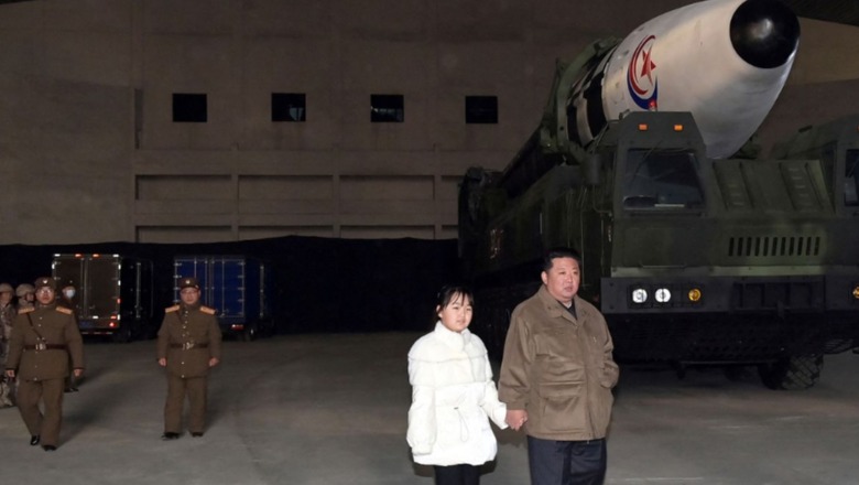 Kim Jong Un e zbulon për herë të parë, një foto me vajzën e tij të vogël në lëshimin e raketës së re