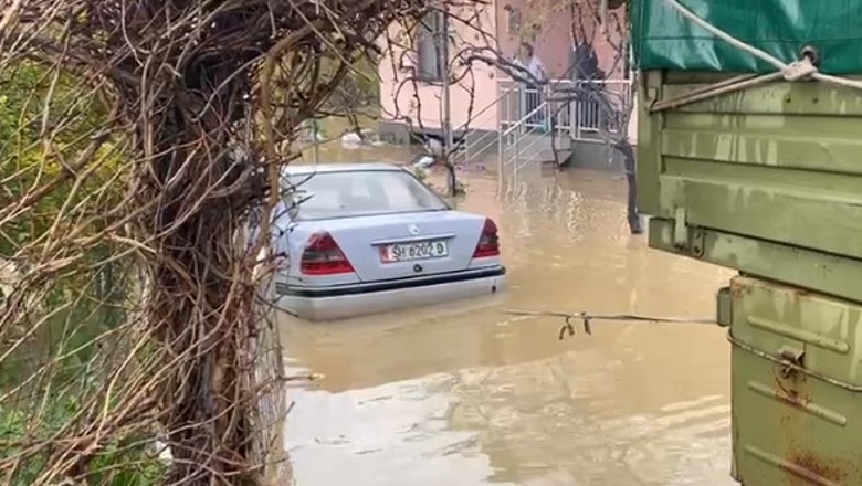 Po udhëtonin me makinë, zhduket një person së bashku me fëmijët! Dyshohet se e mori rrjedha e ujit në Shkodër
