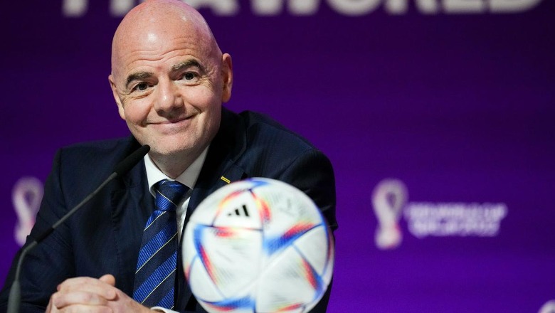 FOTO/ Nisin polemikat për Botërorin! Alkooli ndalohet për tifozët, presidenti i FIFA fotografohet me shishe 'të dyshimtë' në stadium gjatë ndeshjes hapëse
