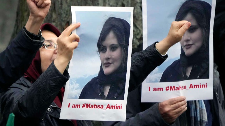 Një vit pas vdekjes së Mahsa Aminit, Perëndimi njofton sanksione të reja ndaj Iranit! Kush ishte 22-vjeçarja që u bë simboli i revoltës së grave në Iran