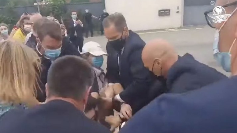 VIDEOLAJM/ Presidenti Macron qëllohet me shuplakë në fytyrë, pamjet bëhen virale