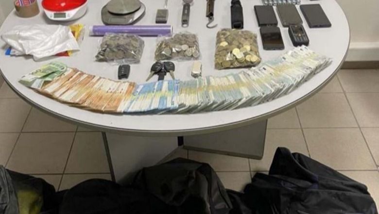 Greqi/ Arrestohet 34-vjeçari shqiptar në Selanik! Shpërndante lëndë narkotike! I gjendet kanabis, para dhe jelek anti-plumb! Në pranga dhe 2 grekë