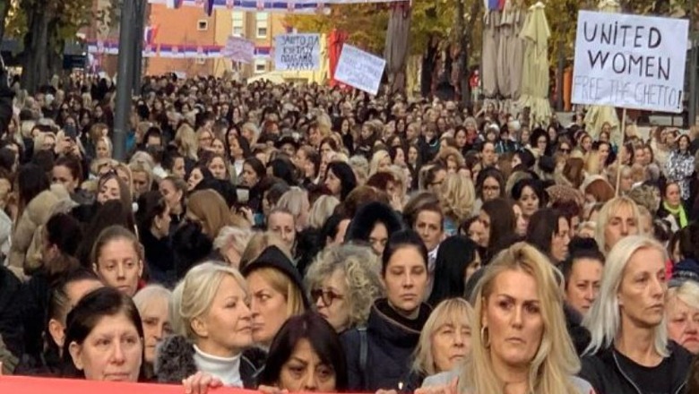 ‘Nënat e Kosovës kundër getos së Kurtit’, gratë serbe protestojnë në Mitrovicë kundër regjistrimit të makinave me targat RKS