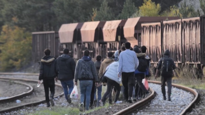 Konflikt i armatosur mes dy grupe emigrantësh në kufirin serbo-hungarez, një i plagosur