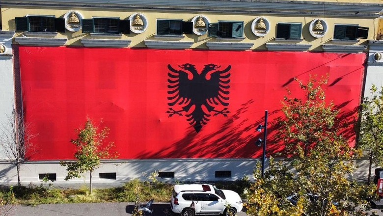FOTOLAJM/ 110-Vjetori i Pavarësisë, godina e Bashkisë Tiranë ‘vishet’ me flamurin gjigand kuqezi, Veliaj: Ditët më të mira i kemi përpara