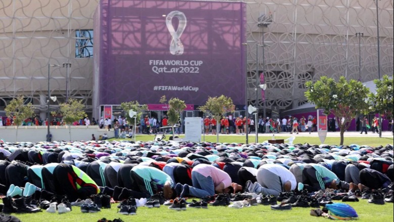 KATAR 2022/ E premtja e myslimanëve, tifozët e Katarit dhe Senegalit luten sëbashku jashtë stadiumit (VIDEO)