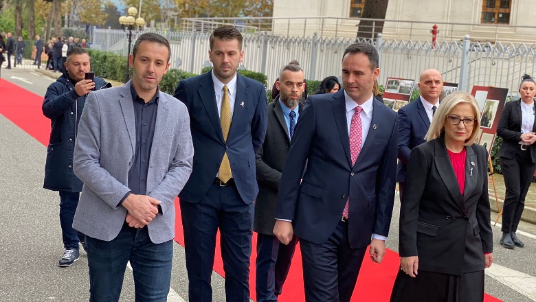 Delegacioni i Kosovës mbërrin në Tiranë për mbledhjen e dy kuvendeve, Konjufca pritet nga Nikolla