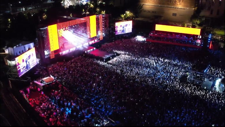 110 vjetori i pavarësisë/ Festa kulmon në shesh me koncertin e yllit Dua Lipa! Mijëra qytetarë sfidojnë temperaturat e ulëta (VIDEO me DRON)