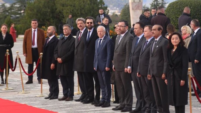 FOTOT/ Ambasadorët e akredituar në Tiranë nderojnë 29 Nëntorin, homazhe në memorialin 'Nënë Shqipëri'