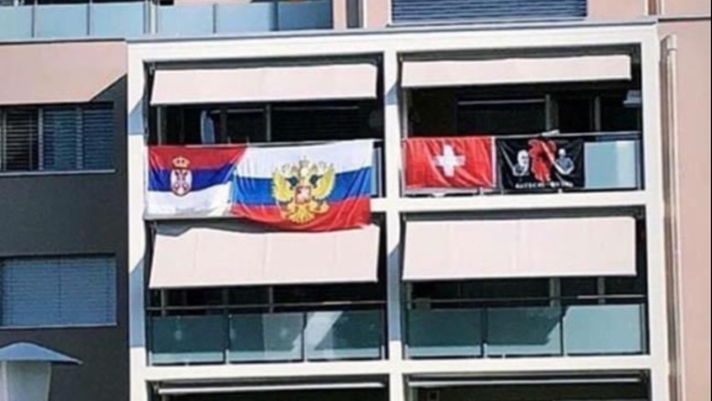 FOTOLAJM/ Zvicra e shqiptarëve 'finale' kundër Serbisë në Kupën e Botës, pallati 'ndahet në dysh' nga 'Autochthonous' dhe flamuri serb