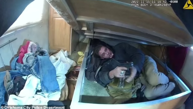 VIDEO/  Policia e gjeti poshtë dyshekut, 38-vjeçari në kërkim vritet pasi hapi zjarr ndaj tyre