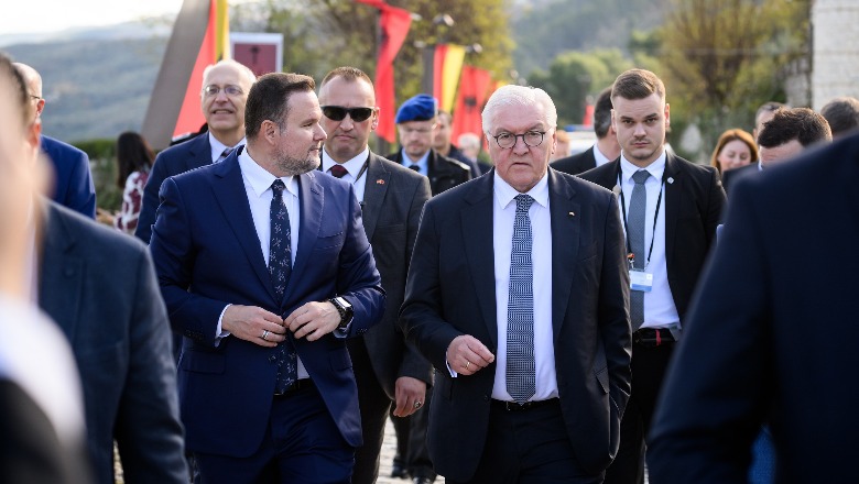 Presidenti gjerman vizitë në qytetin e Beratit, njeh nga afër historinë dhe kulturën shqiptare: Europa duhet të besojë në arritjet tuaja (VIDEO)