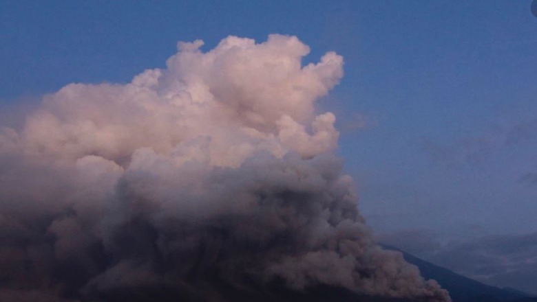 Indonezi/ Shpërthen vullkani, asnjë humbje jete, 2000 persona të evakuuar