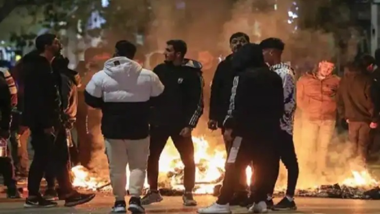 Kaos protestash në Greqi/ Policia pagosi rëndë 16-vjeçarin pasi nuk pagoi në karburant, përmbysen makina dhe ndizen zjarre