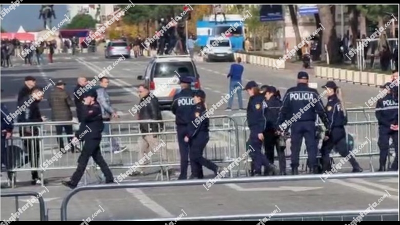 Në prag të nisjes së protestës së thirrur nga Berisha, efektivët e policisë rreshtohen para perimetrit të sigurisë në bulevardin ‘Dëshmorët e Kombit’