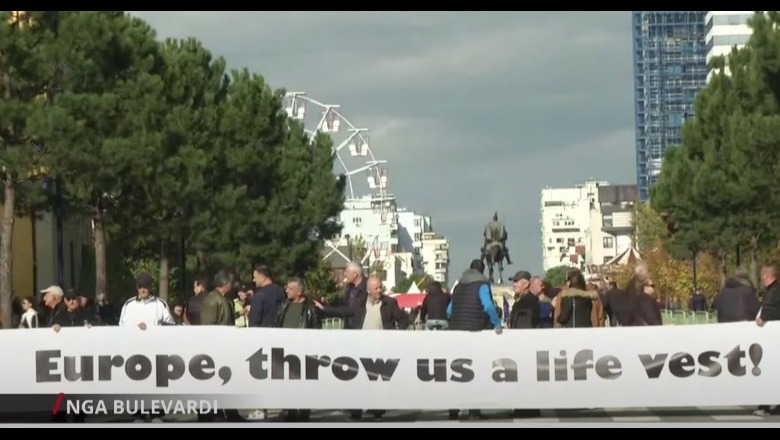 ‘Europë na hidh një jelek shpëtimi’, protestuesit shpalosin banderolën në bulevardin ‘Dëshmorët e Kombit’ 
