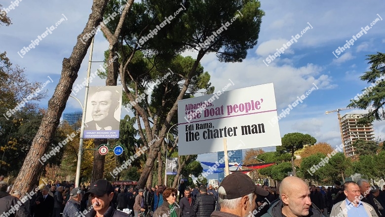 Protestuesit nisin marshimin drejt Bulevardit ‘Dëshmorët e Kombit’, pankartat me mesazhe për liderët europianë
