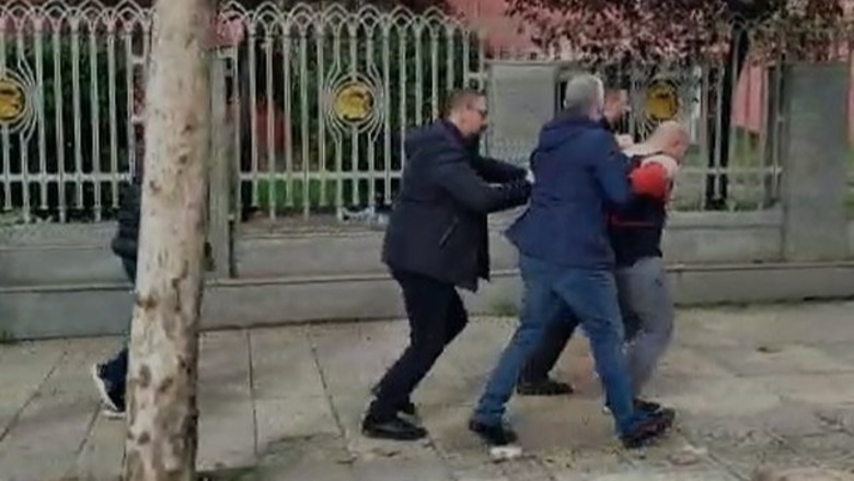 E dhunuan pasi sulmoi Berishën, policia nis verifikimin e personave që larguan 31 vjeçarin nga vendngjarja