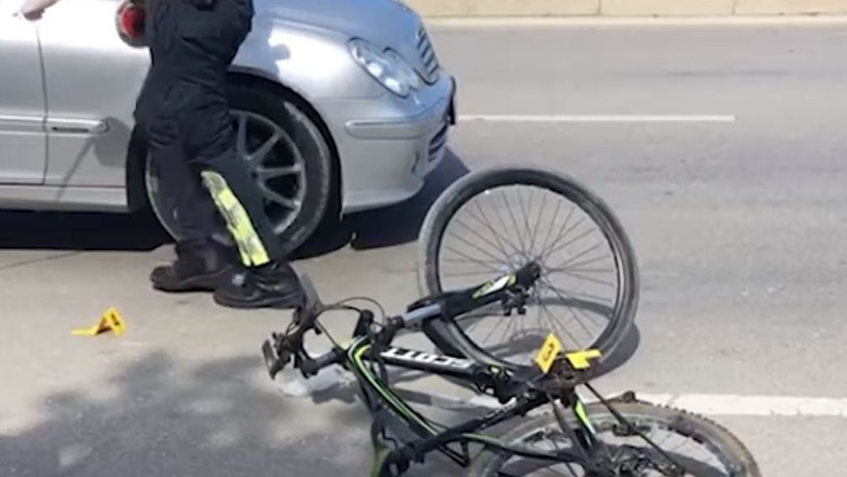 Aksident i rëndë në Berat/ 21-vjeçari që po lëvizte me biçikletë dërgohet te Trauma, u përplas me derën e makinës së parkuar! Arrestohet shoferi          