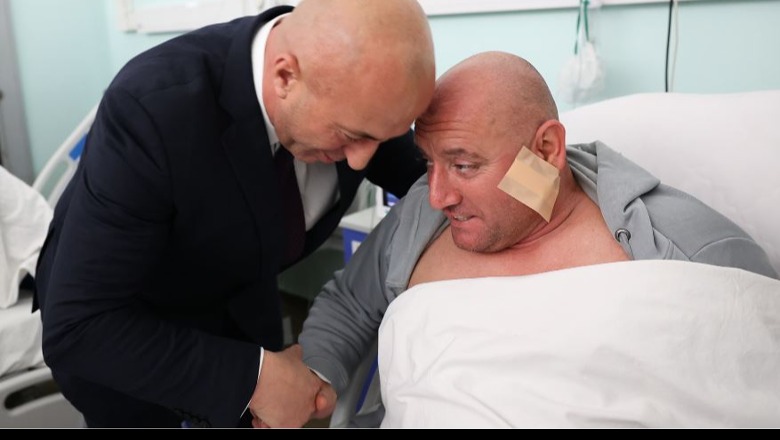 Haradinaj viziton në spital efektivin e plagosur në veri të Kosovës: Kushdo që përballet me policinë, të japë llogari para drejtësisë