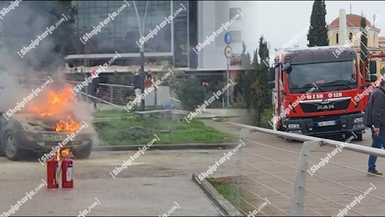 VIDEO/ Zjarrfikësja shkon të shuajë flakët e makinës, bëhet për të kërkuar ndihmë vetë! Bllokohet për 2 orë në urë, theu dërrasat