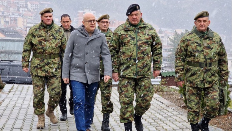 Ministri serb i Mbrojtjes viziton pjesëtarët e ushtrisë serbe në Rashkë