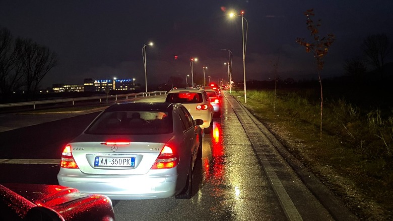 Shënim/ Dy orë në makinë Rinas-Tiranë: Premtimi i një ministreje me rrugën e re drejt Aeroportit!