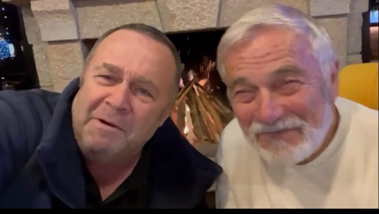 VIDEO/Gjergj Luca e Viktor Zhusti ironizojnë: Gazetarët thonë që ky burrë dashuron edhe 80-vjeç! Ishalla, t'i ngjaj edhe unë në këtë moshë!