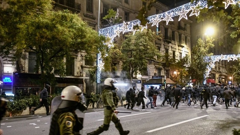 Protesta në Athinë/ Protestuesit hodhën gurë, policia kundërpërgjigjet me gaz lotsjellës! Rreth 20 të arrestuar (FOTO)