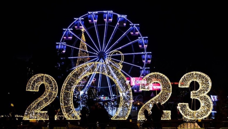 FOTOT/ ‘Magjia’ e festave të fundvitit ndihet edhe në Tiranë, qyteti zbukurohet me dritat festive
