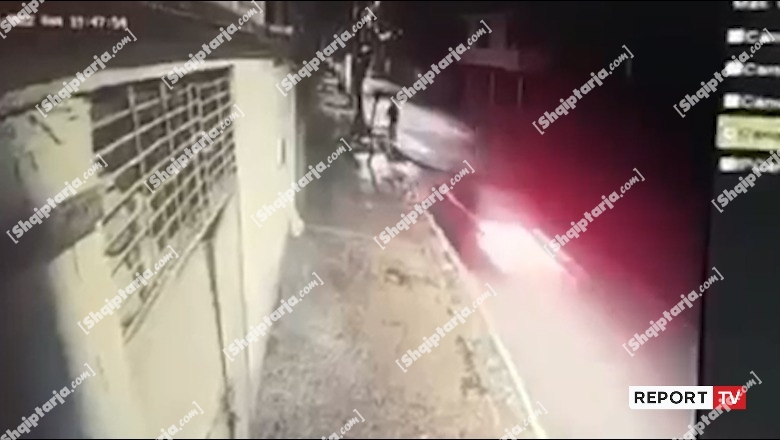 VIDEO e rëndë/ Me shpejtësi skëterrë, shoferi hedh përpjetë biçikletën! Lë të plagosurin në rrugë dhe largohet