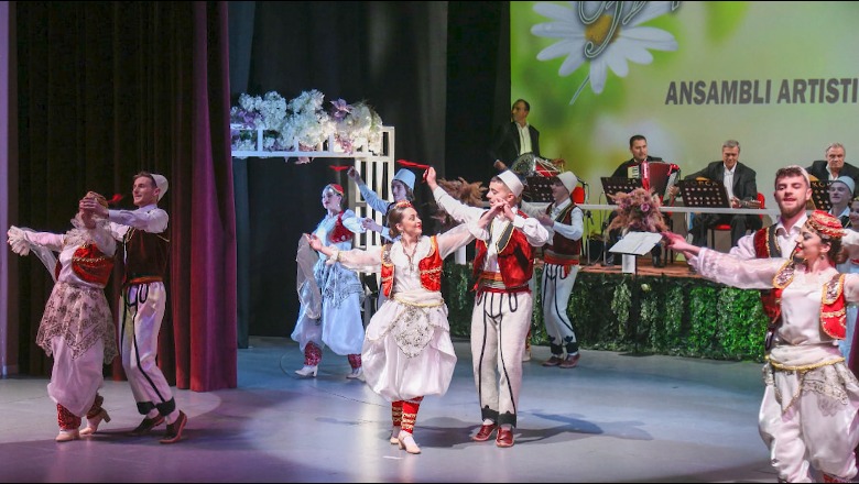 Koncert popullor në Korçë, djem e vajza të talentuar kërcejnë në ansamblin ‘Skënderbeu’! Minga: Rijetëzojmë traditën tonë