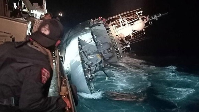 Përmbytet anija ushtarake në Tajlandë, 31 të zhdukur, 75 persona të shpëtuar (VIDEO)