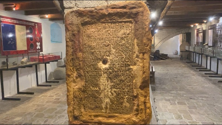 Ekspozohet epigrafi i rrallë ku përmendet për herë të parë Shkodra! Historiani: Jep të dhëna të sakta për historinë e urbanizmit të qytetit