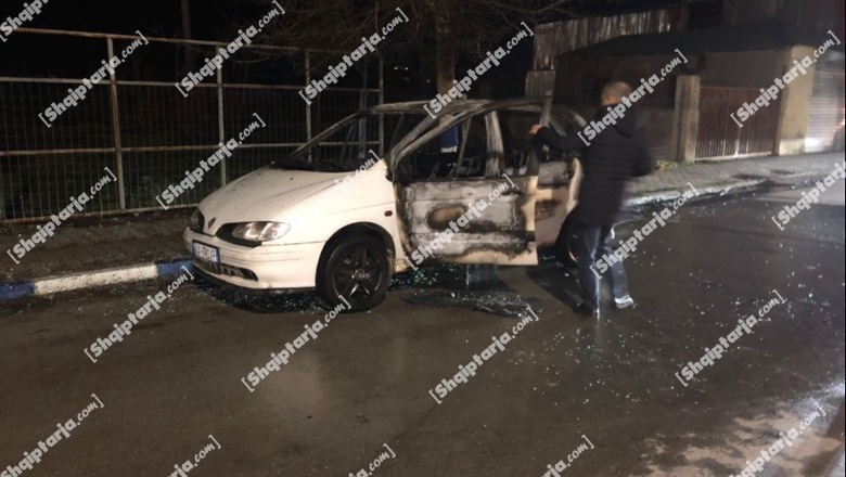 Shkrumbohet nga flakët makina e parkuar në Korçë, çfarë dyshohet ta ketë shkaktuar zjarrin (FOTO)