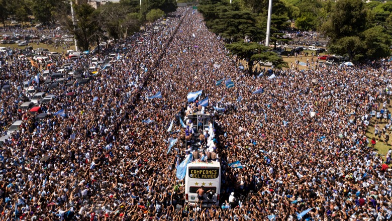 Festimet e Argjentinës kthehen në tragjedi, bie nga çatia i riu, në koma 5-vjeçari! Kaos në rrugë