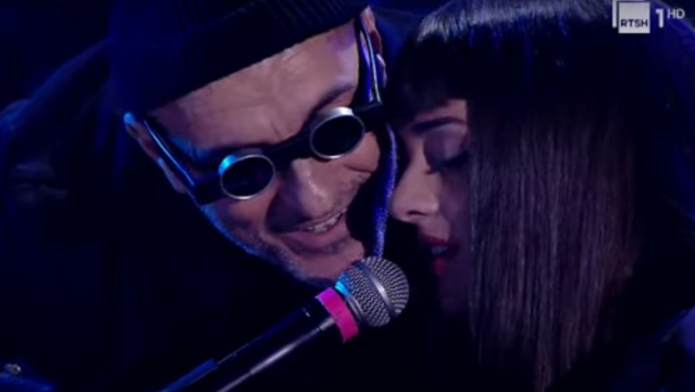 Kandidate për në Eurosong, Gala befason të atin Robert Aliajn në Festivalin e RTSH, e fton të këndojnë shqip këngën e tij 