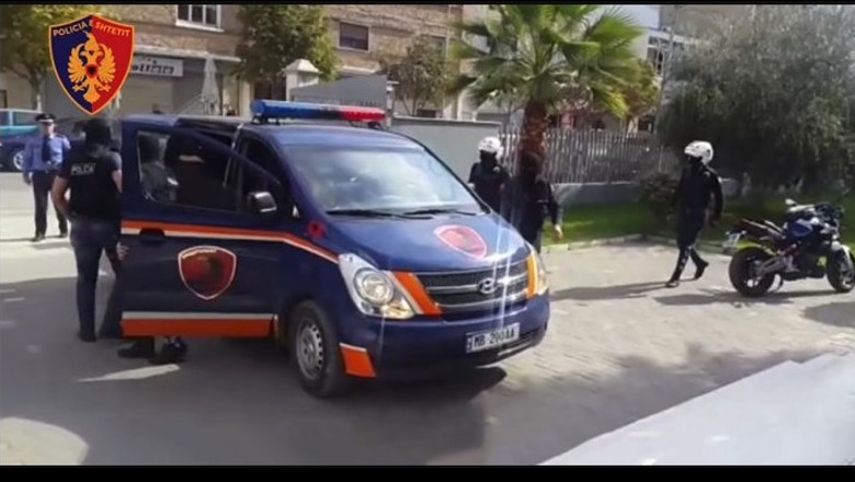 Sherr mes policëve në Elbasan, efektivi bashkë me 2 të tjerë bën për spital kolegun! Pezullohen nga detyra