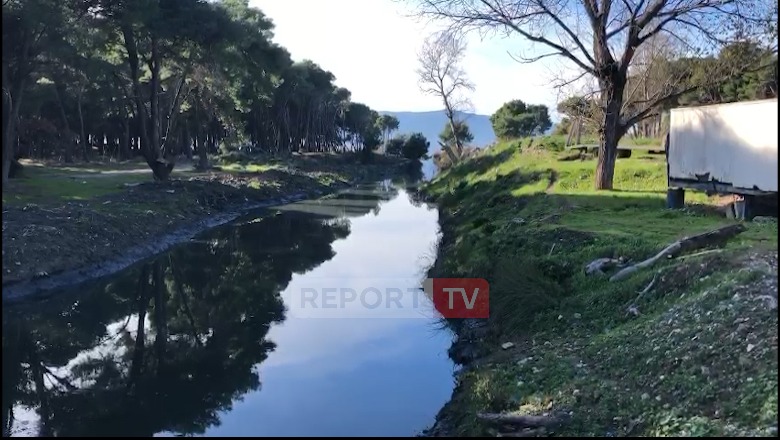 VIDEO/ Gjendet një trup i pajetë në kanalin e ujërave të zeza në Vlorë, ende i paidentifikuar