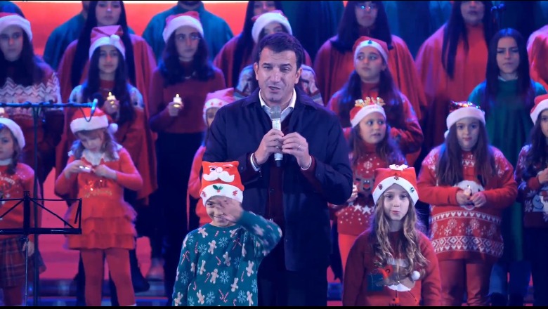 Tirana shndrin! Mijëra qytetarë festojnë në shesh në vigjilje të Krishtlindjeve, Veliaj: Përqafohuni fort, sepse pasuria më e madhe jeni vetë ju