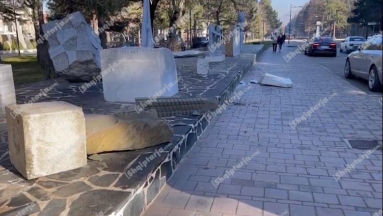 FOTOT/ Dëmtohen 2 prej skulpturave të bllokut muzeal në hyrje të parkut në Korçë