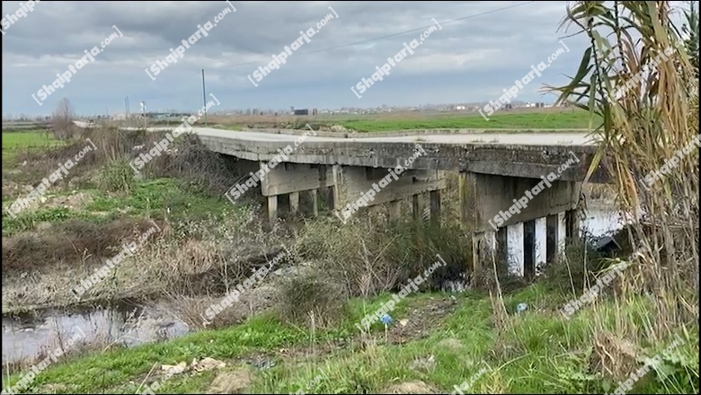 Dëmtimi i rrugës dhe urës që lidh 10 fshatra me qytetin e Fierit, banorët: Rrezikohen jetë njerëzish, një dridhje timoni i hedh fëmijët në kanal