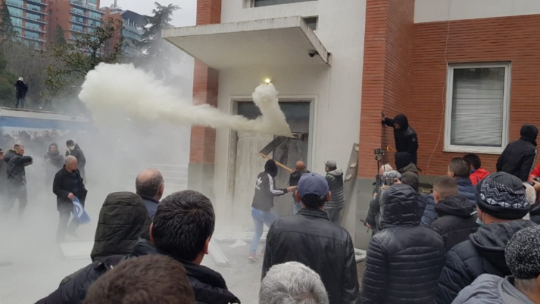 2 vjet nga dhuna në selinë e PD, Flutura Açka: Turpi ynë i ngrënë me bukë, SPAK të hetojë! Mbështetësit e Berishës të kërkojnë ndjesë