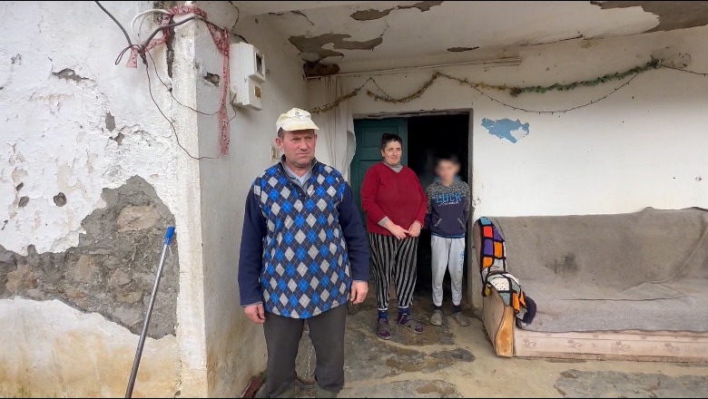 Viti i Ri e gjen familjen Kola në Lezhë në një shtëpi të rrënuar! Kryefamiljari apel për ndihmë: Çdo ditë bien copat e suvasë, rrezikohet jeta e 3 fëmijëve